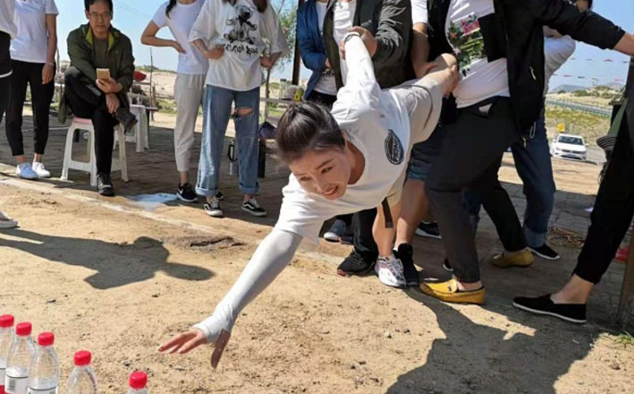 乐竞光彩举办沙漠拓展活动 